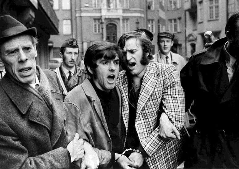 Анджелко Брайкович (слева) и Миро Барешич  во время ареста после убийства посла Югославии Владимира Роловича в Стокгольме. 7 апреля 1971 года