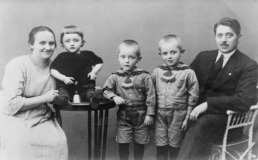Оле Кристиансен был женат на норвежке Кирстин Серенсен. В браке у них родились четверо сыновей — Йоханнес, Карл Георг, Герхард, Готфрид, который впоследствии продолжил дело отца. В 1932 году Оле Кристиансен стал вдовцом&lt;br>
На фото: семья Кристиансен, 1920-е годы
