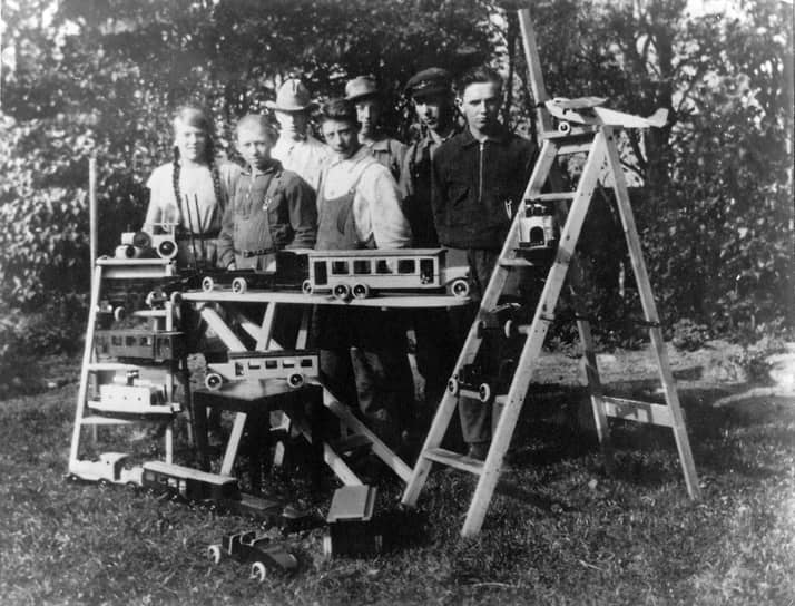 В 1932 году предприниматель занялся изготовлением и продажей деревянных игрушек