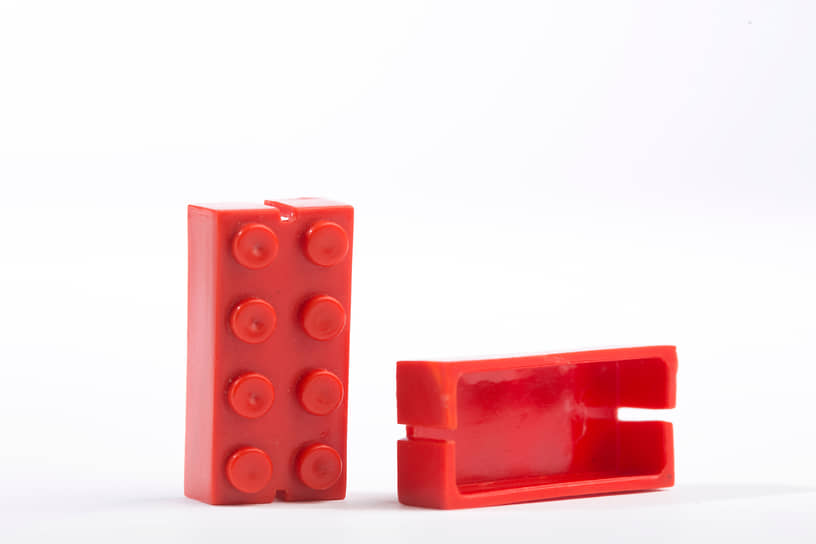 В 1949 году Lego начала производить пластмассовые кубики, которые можно соединять друг с другом. Фирменные самозащелкивающиеся кубики были запатентованы компанией позже — в 1958 году&lt;br>
На фото: кубик образца 1949 года
