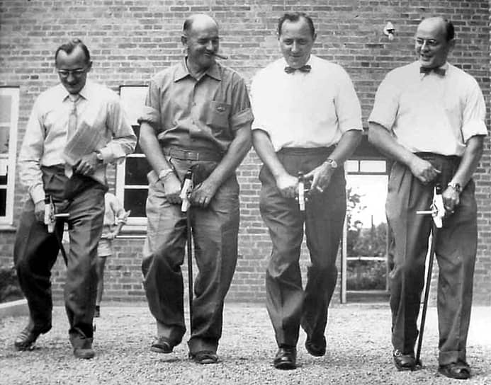 К 1960 году Готфрид Кристиансен выкупил доли в Lego у своих братьев, став единоличным владельцем компании&lt;br>
На фото слева направо: братья Готфрид, Йоханнес, Карл Георг и Герхард Кристиансены
