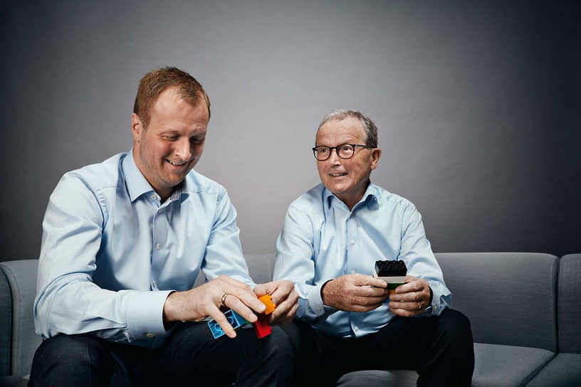 В 2016 году Кьелля Кристиансена (на фото справа) на посту вице-президента Lego сменил его сын Томас (слева), он стал представителем четвертого поколения Кристиансенов в руководстве компании. В 2020 году он занял пост президента. В настоящее время Кьелль, его сын и две дочери владеют 75% акций Lego Group. По данным на 2021 год, Forbes оценивал состояние семьи в $8,6 млрд
