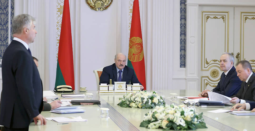 Президент Белоруссии Александр Лукашенко (в центре)