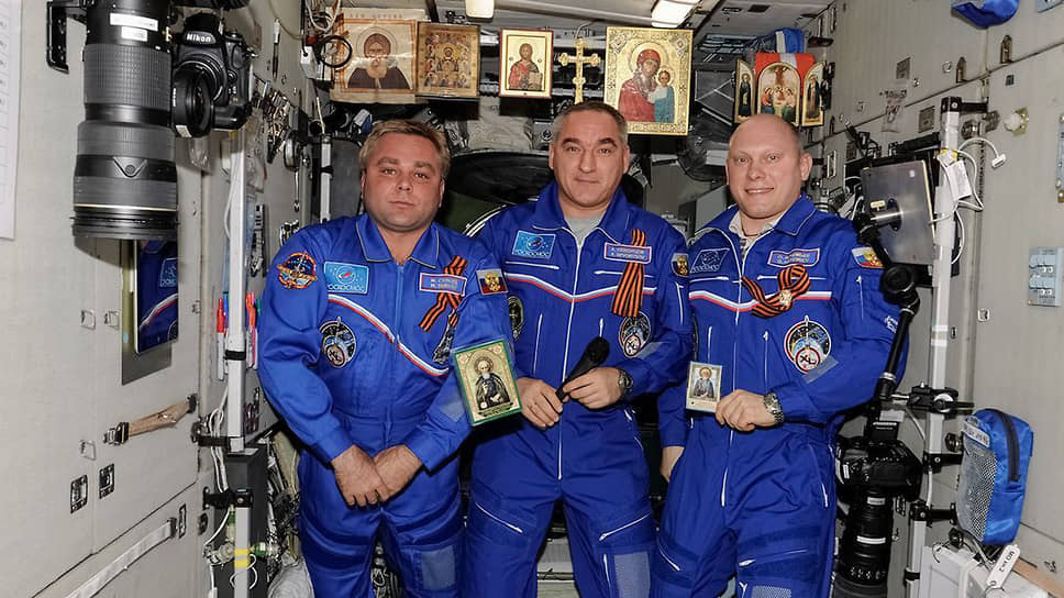 Космонавты (слева направо) Максим Сураев, Александр Скворцов и Олег Артемьев на борту МКС