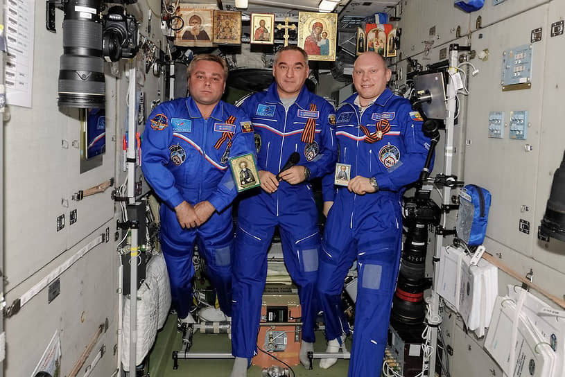 Космонавты (слева направо) Максим Сураев, Александр Скворцов и Олег Артемьев на борту МКС