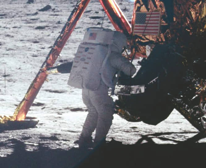 В программе телеканала CBS «Face the Nation» 17 августа 1969 года Уолтер Кронкайт спросил Нила Армстронга, почувствовал ли тот себя ближе к Богу, стоя на поверхности Луны. Ответ астронавта: «Знаешь, Уолтер, иногда человеку просто хочется выкурить хорошую сигару»