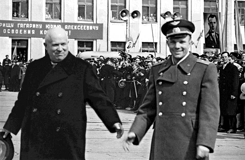 Первый секретарь ЦК КПСС и председатель Совета министров СССР Никита Хрущев и Юрий Гагарин на Внуковском аэродроме спустя два дня после завершения полета