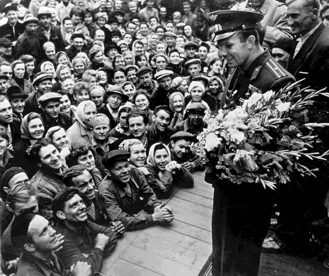 Юрий Гагарин во время встречи с рабочими завода «Станколит» в Туле в 1960-е годы