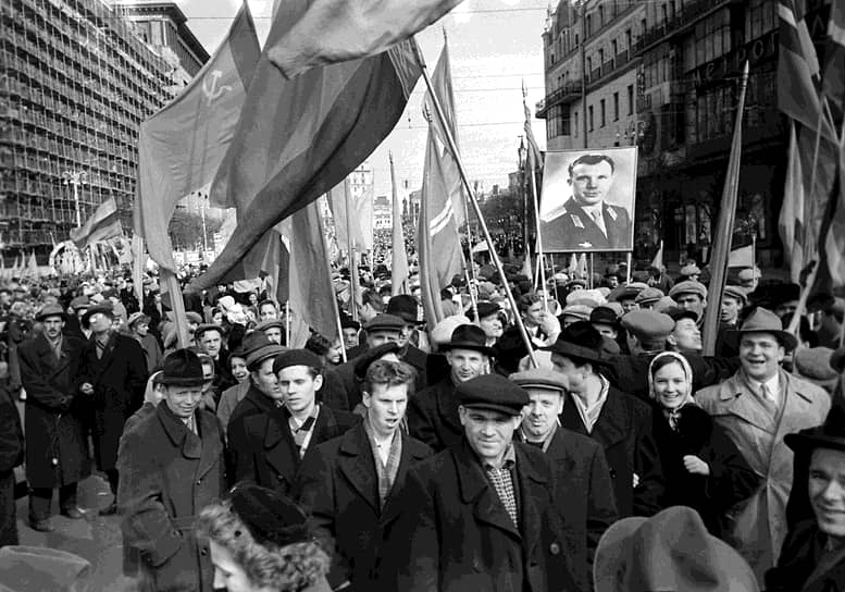 Москвичи на проспекте Маркса во время демонстрации в честь летчика-космонавта СССР Юрия Гагарина 14 апреля 1961 года