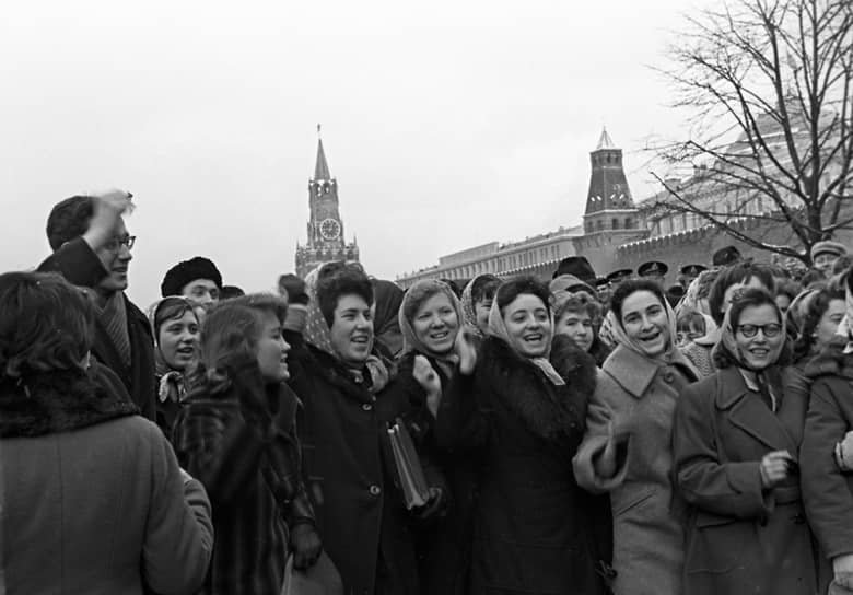 Студенты московских ВУЗов на Красной площади Москвы во время стихийной демонстрации в честь полета Юрия Гагарина в космос 12 апреля 1961 года