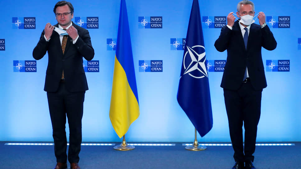 Выступая на совместной пресс-конференции с генсеком НАТО Йенсом Столтенбергом (справа), глава МИД Украины Дмитрий Кулеба дал понять, что Киев ждет
