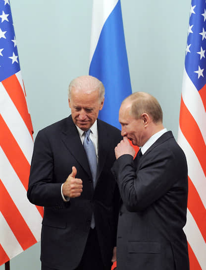 В отличие от Джорджа Буша-младшего вице-президент США Джо Байден (слева) в 2011 году в глазах премьер-министра РФ Владимира Путина не увидел души совсем