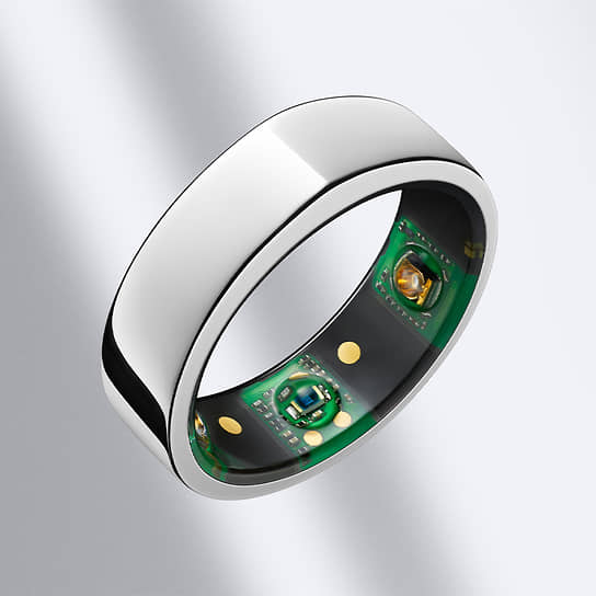 Гаджет Oura Ring — это не браслет, а кольцо, которое измеряет температуру тела, пульс, частоту дыхания, уровень активности и качество сна и передает информацию на смартфон 