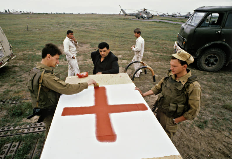 Подготовка вертолетов для эвакуации жителей из армянских сел в Азербайджане, 1991