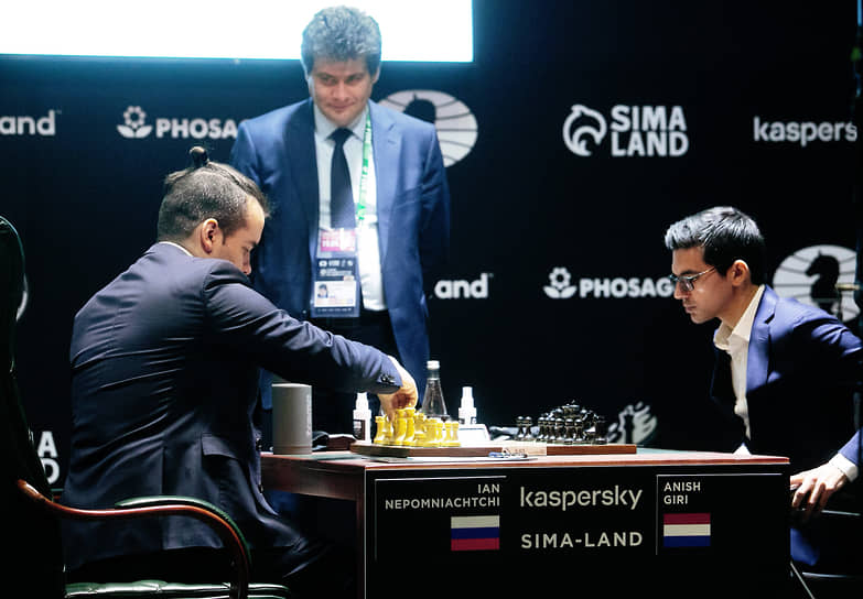 Российский гроссмейстер Ян Непомнящий (слева) и голландец Аниш Гири