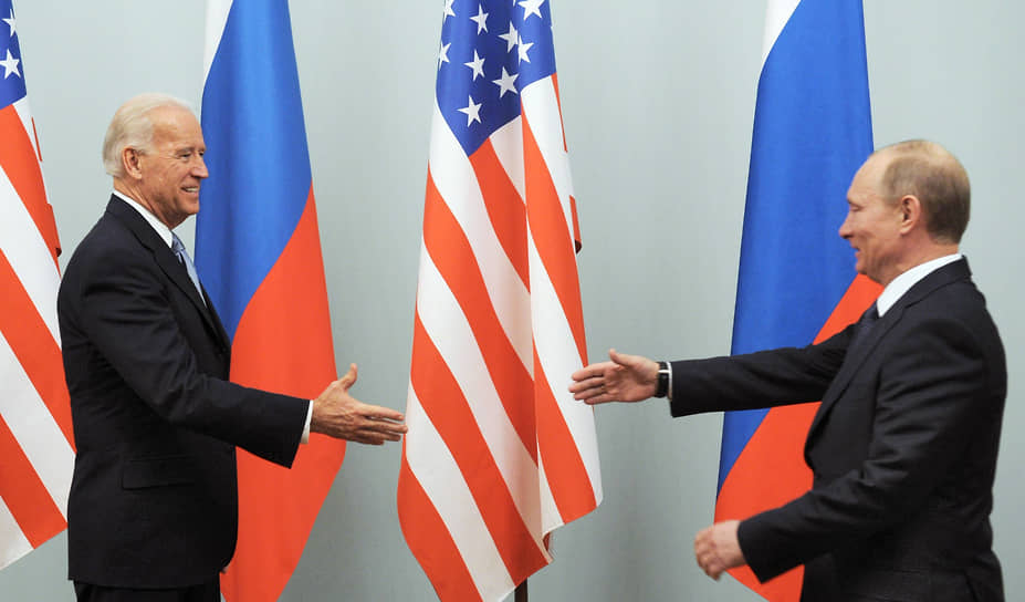 Президент США Джо Байден (справа) и президент России Владимир Путин 