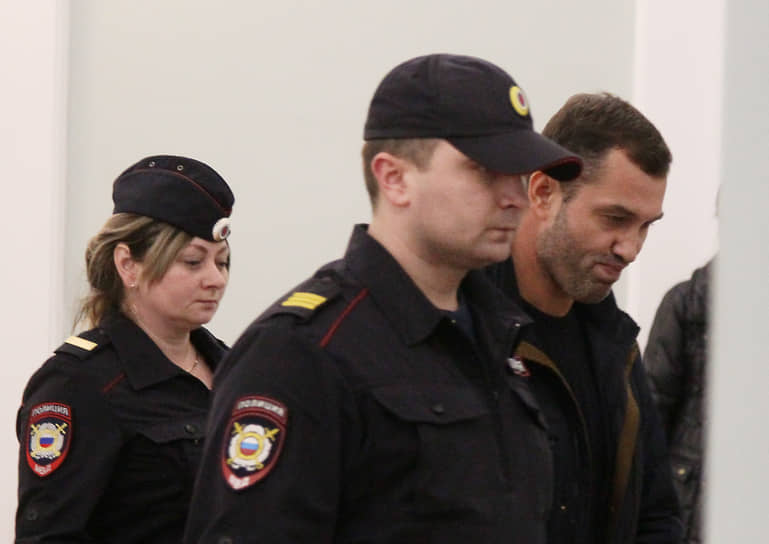 Бывший оперативник городского отдела МВД по контролю за оборотом наркотиков Алексей Иванов (справа)