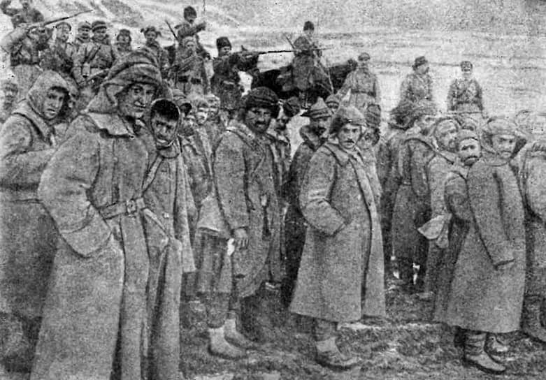 «В турецких мусульманских деревнях нет семьи, которая не потеряла бы на войне одного или двух своих членов» (на фото — турецкие солдаты в русском плену, 1915 год)