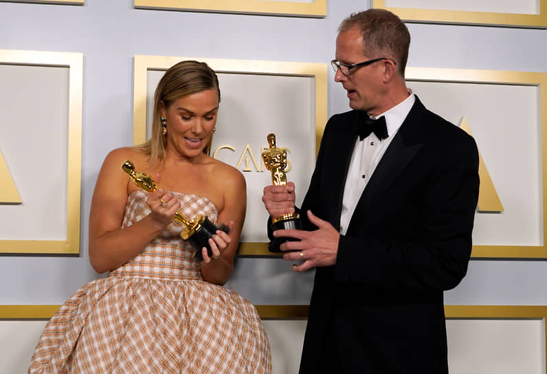 Пит Доктер и Дана Мюррей с «Оскарами», полученными за мультфильм «Душа»