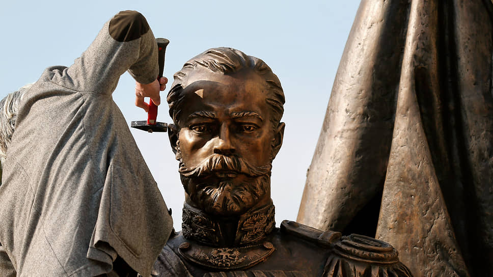 Во время работы над новой статуей последнего русского царя Николая II в Белграде. Апрель 2016 года