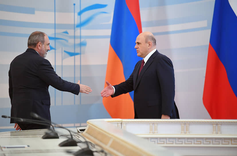 Премьер-министр России Михаил Мишустин (справа) и премьер-министр Армении Никол Пашинян