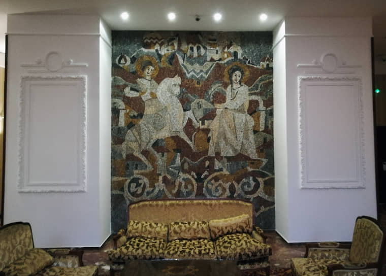 На витражах и мозаиках в гостинице «Москва» во время ее реконструкции в 1972 году Григорий Самойлов изобразил Россию, которую покинул за полстолетия до этого