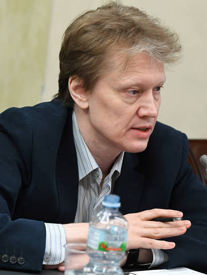 Сергей Попов во время заседания