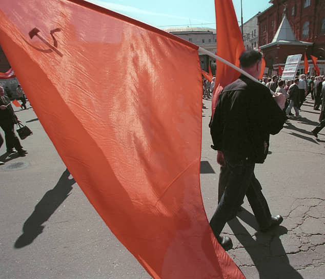 Участник первомайской демонстрации на Тверской улице в Москве. 1 мая 2001 года