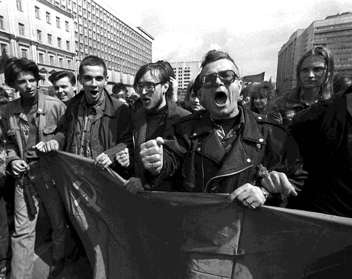 Писатель Эдуард Лимонов (справа) во время первомайской демонстрации. 1 мая 1993 года