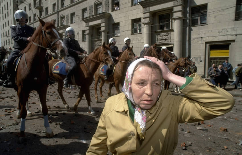 Жительница Москвы во время беспорядков 1 мая 1993 года