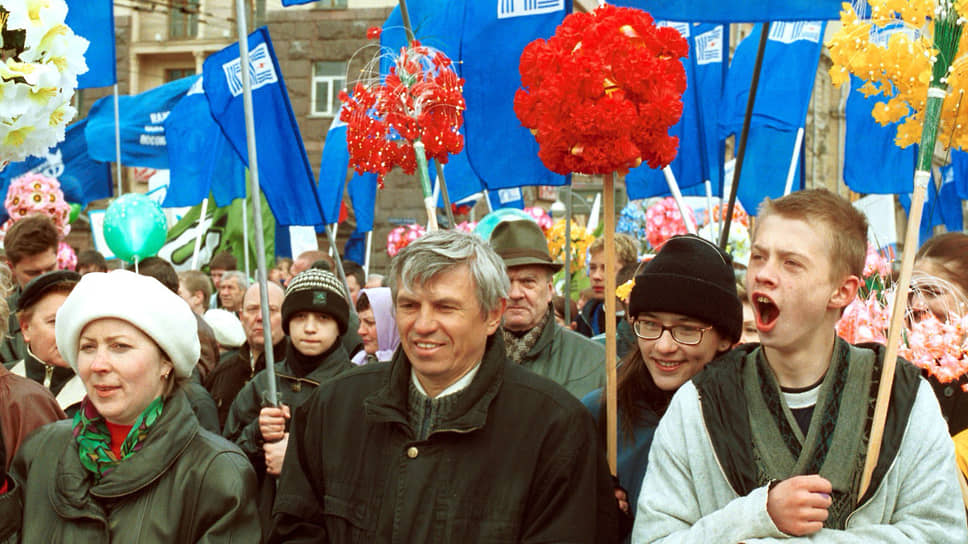 Участники первомайской демонстрации на Тверской улице в Москве. 1 мая 2000 года