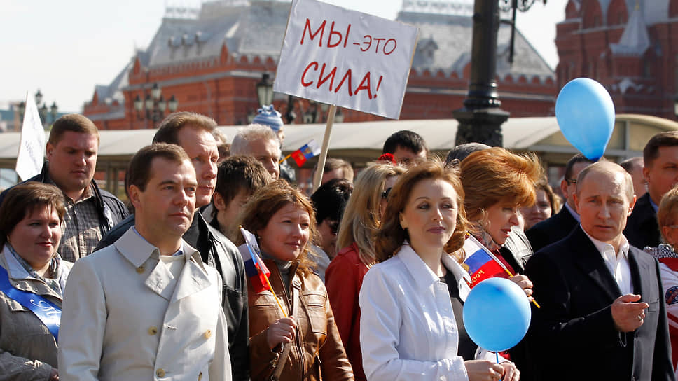 Президент России Дмитрий Медведев (слева) и премьер-министр Владимир Путин на первомайской демонстрации. 1 мая 2012 года