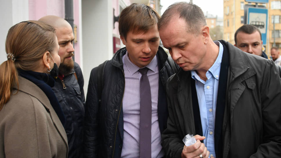 В центре: адвокаты Евгений Смирнов (слева) и Иван Павлов