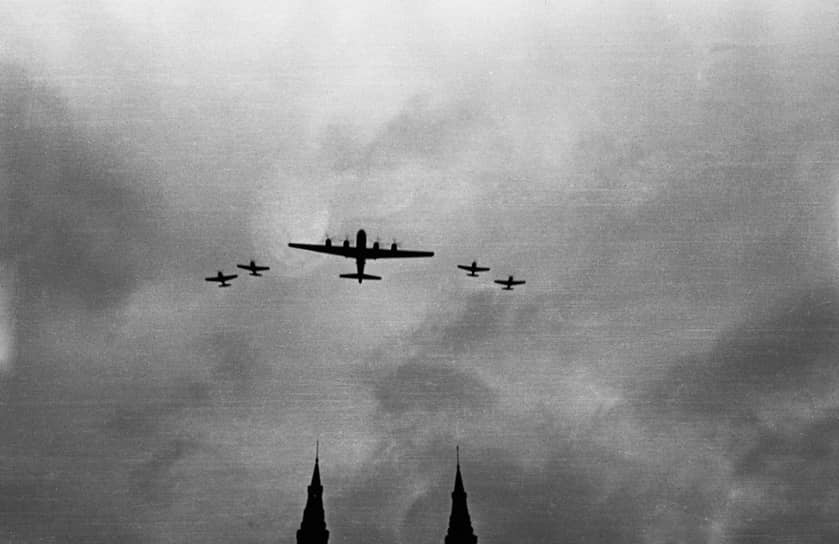 «Броски в воздухе были настолько сильны, что огромные наши крылья встряхивались» (на фото — Ту-4 в сопровождении истребителей над Красной площадью)