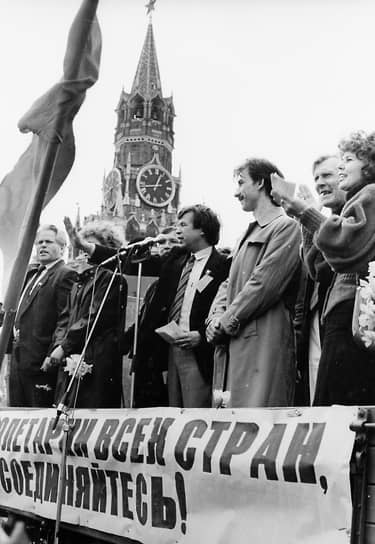 Выступление председателя исполкома общественно-политического движения «Трудовая Россия» Виктора Ампилова на протестном митинге. Май 1992 года
