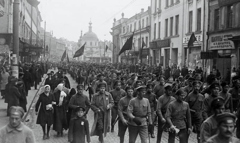 «Мы поехали на Ходынское поле, куда тянулось нескончаемое множество народа и шли войска» (на фото — московская улица. 1 мая 1918 года)