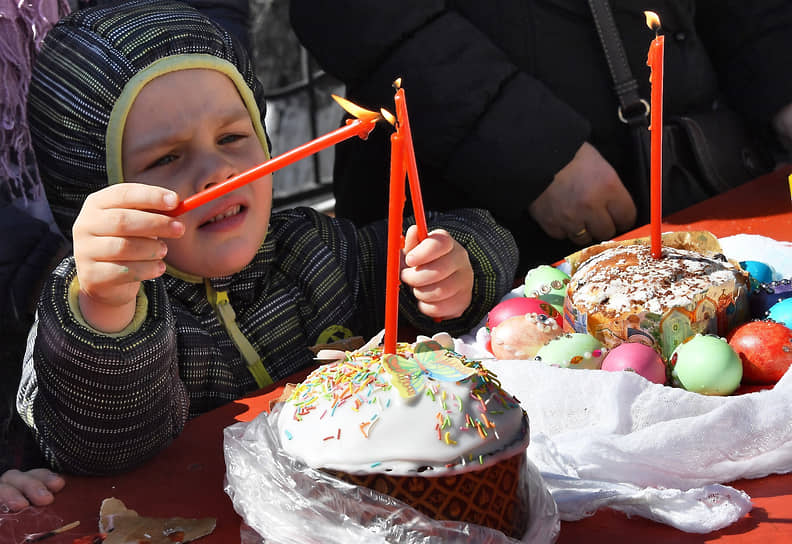 Освящение пасхальных куличей и яиц в Москве