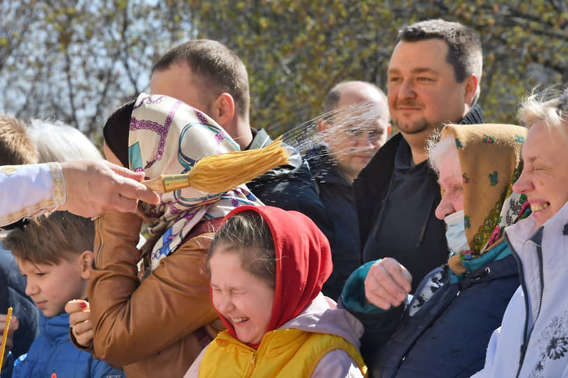 Верующие во время освящения пасхальных куличей и яиц в Москве
