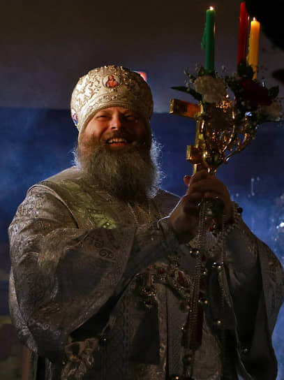 Священнослужитель во время крестного хода в Вознесенском кафедральном соборе в Новосибирске