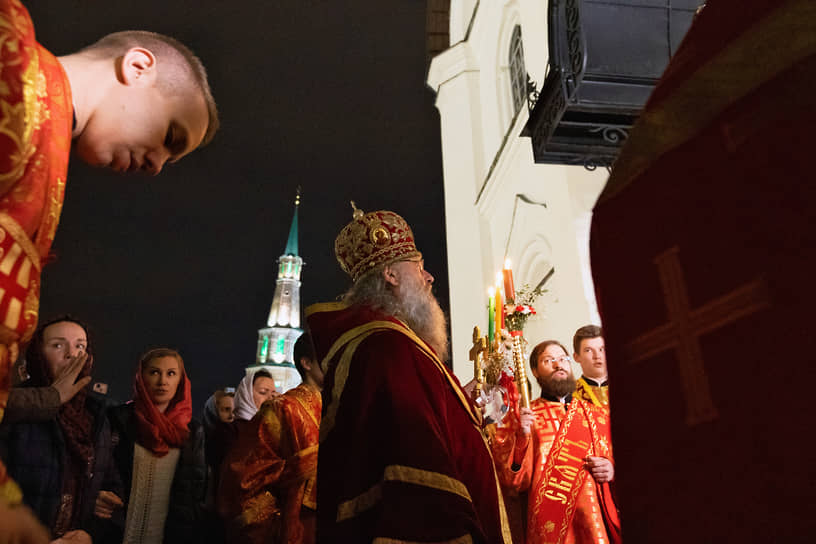 Крестный ход и пасхальное богослужение в Благовещенском соборе в Казани