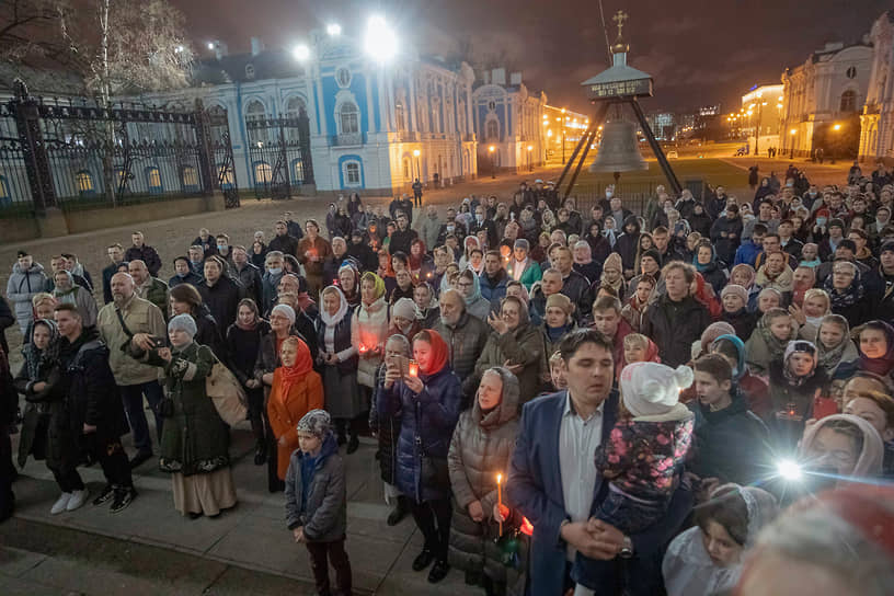 Пасхальное богослужение в Смольном соборе в Санкт-Петербурге