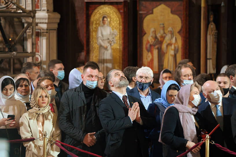 Верующие во время пасхального богослужения в храме Христа Спасителя в Москве