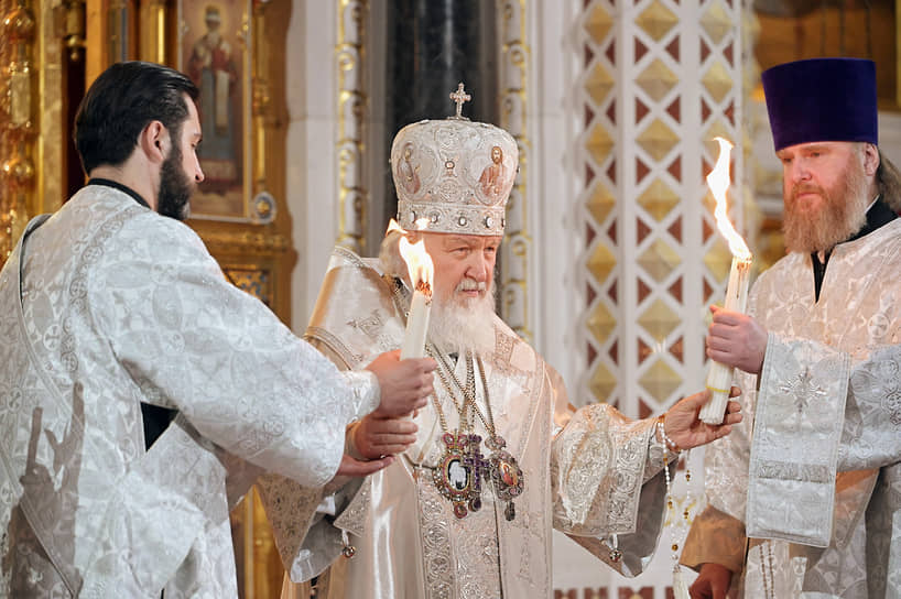 Патриарх Московский и всея Руси Кирилл (в центре) во время богослужения в храме Христа Спасителя в Москве