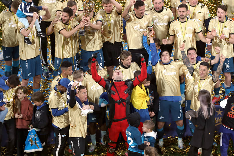 Игроки «Зенита» празднуют досрочную победу в Чемпионате России по футболу