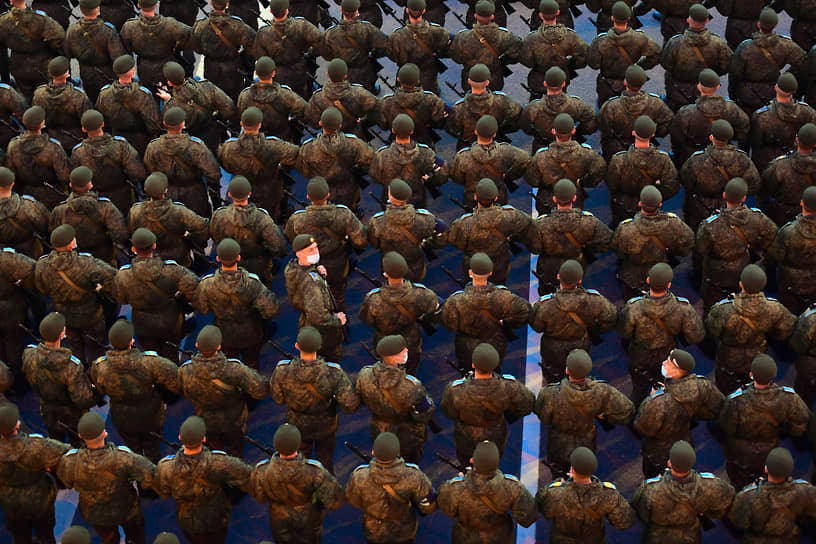 Военнослужащие во время репетиции парады Победы