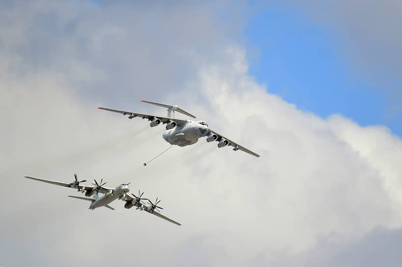 Военные самолеты в небе над Москвой