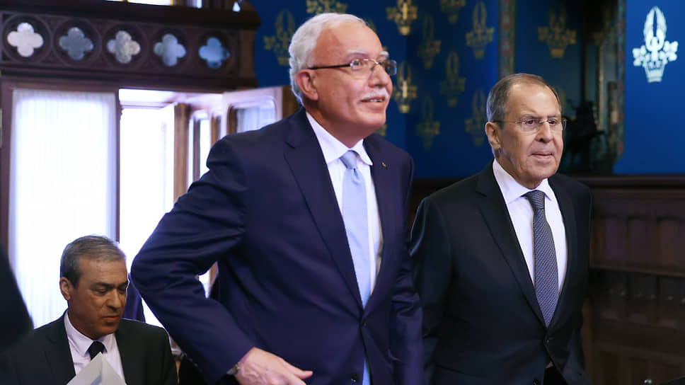 Министр иностранных дел России Сергей Лавров (справа) и министр иностранных дел Палестины Рияд аль-Малики