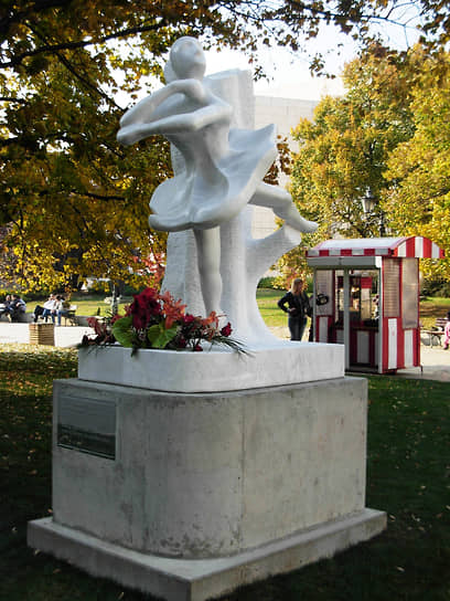 Памятник Марине Олениной-Драгович в Нови-Саде. Во время войны знаменитая русская и югославская балерина была участницей антифашистского подполья