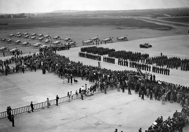«В министерстве,— докладывал в Москву посол Богомолов, — хотят организовать торжественную встречу "Нормандии" на аэродроме Бурже» (на фото — встреча полка на аэродроме Ле Бурже, 20 июня 1945 года)