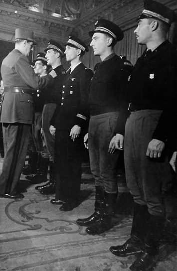 «Сражаясь здесь, в России, эти летчики приносят большую пользу общему делу» (на фото — де Голль награждает летчиков полка. Москва, 9 декабря 1944 года)